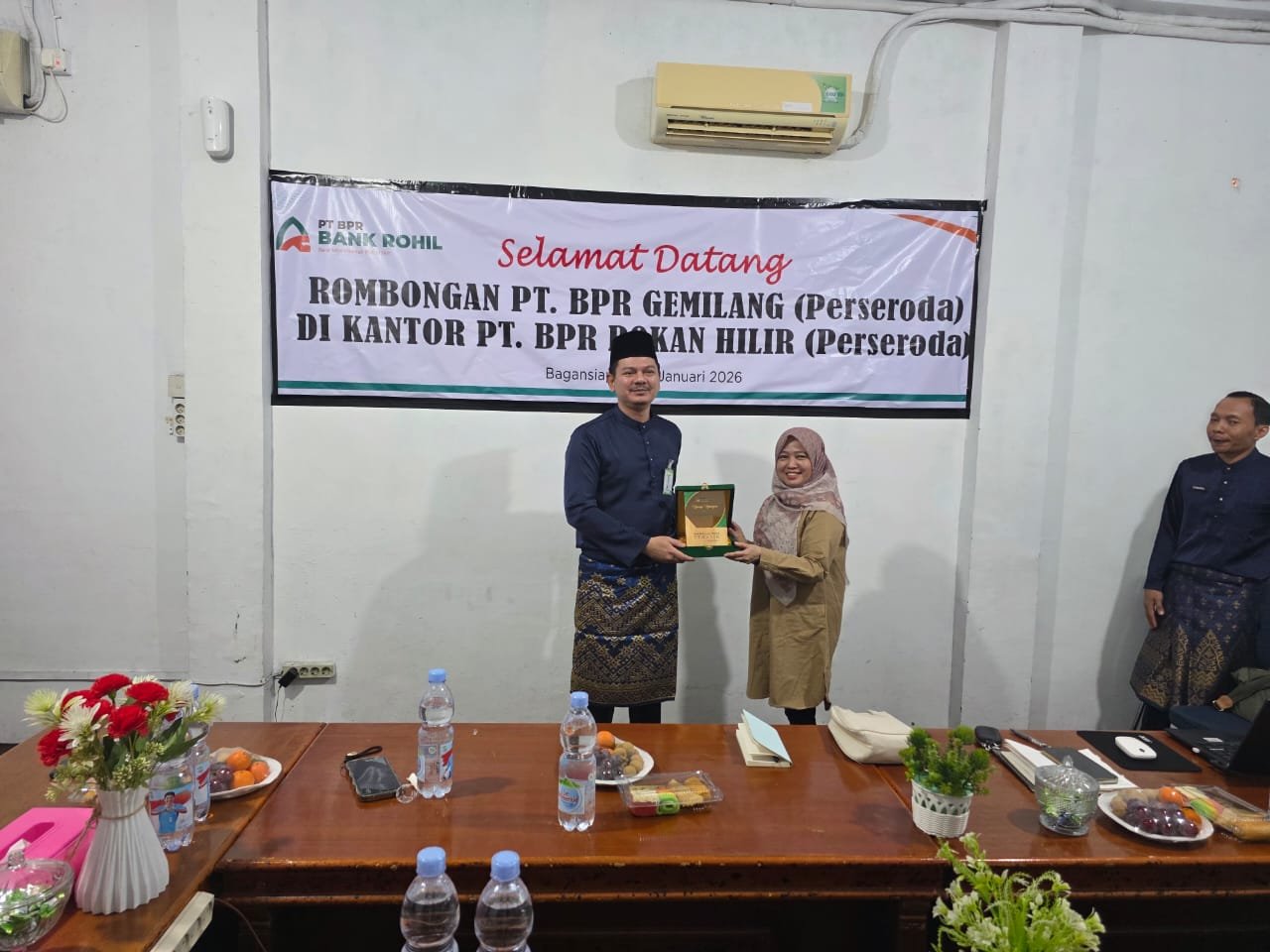 whatsapp_image_2026-01-13_at_11.01.57.jpg BPR Gemilang Inhil Lakukan Studi Tiru ke Bank Rohil, Belajar Strategi Pengelolaan dan Saham