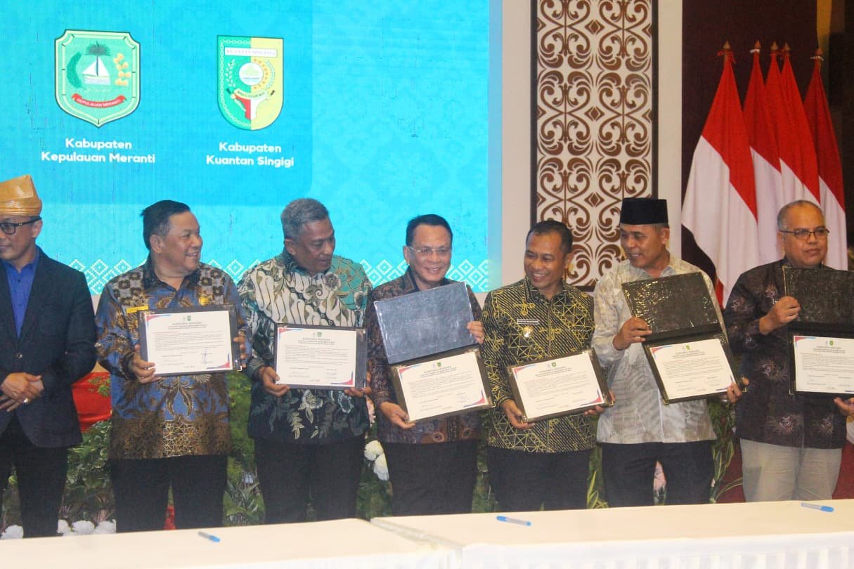whatsapp_image_2026-01-13_at_11.02.29.jpg Sinergi Perkuat Kualitas ASN, Bupati Rohil Hadiri Penandatanganan Komitmen Manajemen Talenta di Tanjung Pinang