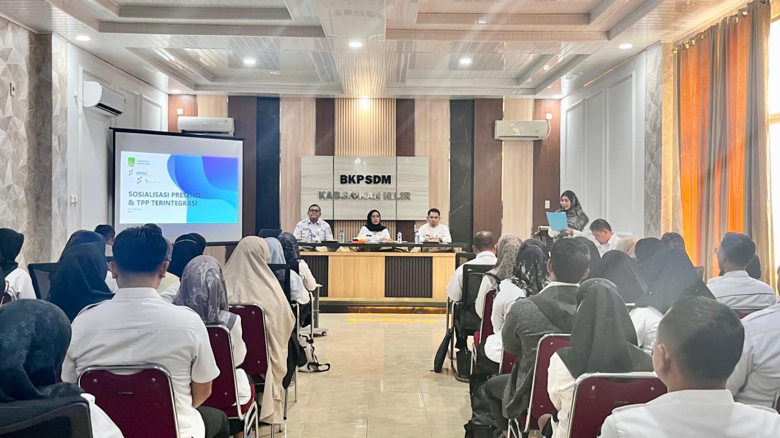 whatsapp_image_2026-01-14_at_13.02.48_1.jpg Optimalkan Manajemen ASN, Pemkab Rokan Hilir Gelar Sosialisasi Uji Coba Presensi SIMPEGNAS BKN